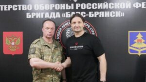 Командир «БАРС-Брянск» Сергей Антошин поздравил Эдгарда Запашного с Днём рождения