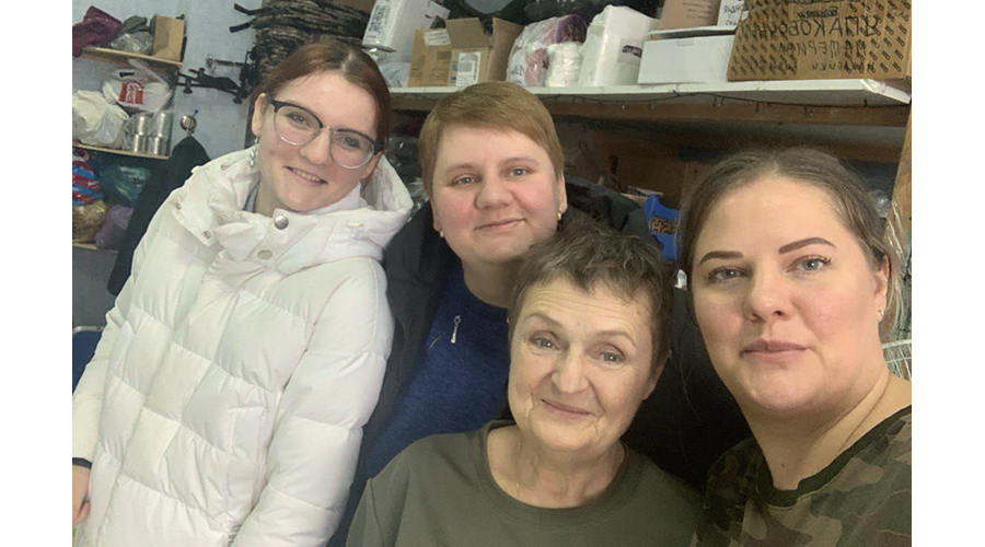 Рукодельницы новозыбковского отделения «Швейбат 32» помогают солдатам тёплыми вещами