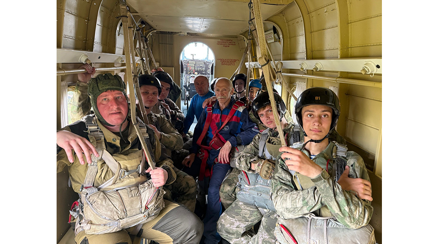 Новозыбковские патриоты впервые покорили небо