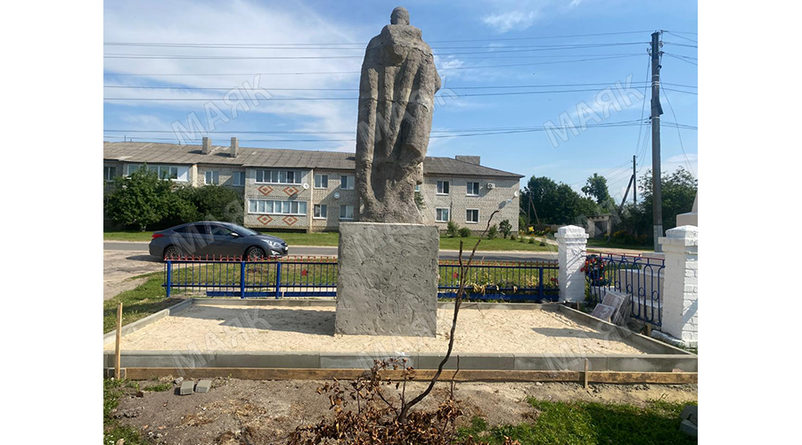 В Новозыбковском городском округе продолжаются работы по благоустройству мемориальных комплексов