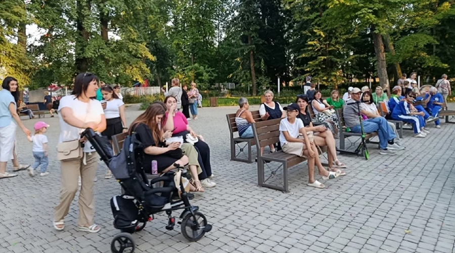 Танцевальные вечера и кинопоказы объединили новозыбковцев всех возрастов