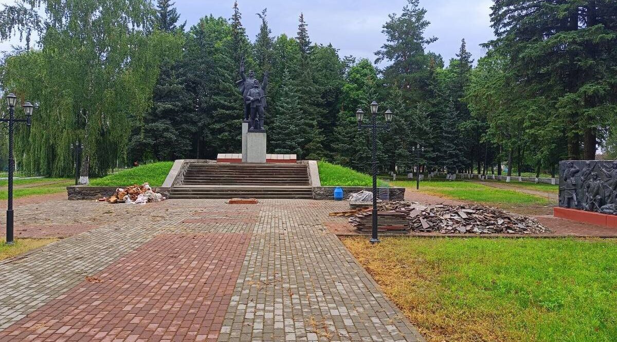 Воинский мемориал благоустраивают в Суземке Брянской области