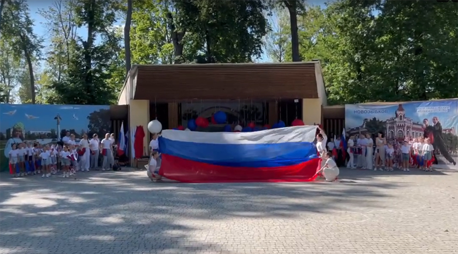 С Днем российского флага новозыбковцев поздравил танцевальный коллектив