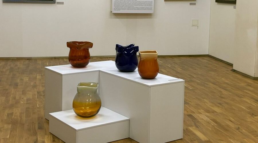 В Брянске открылась выставка художественного стекла «За далью — даль»