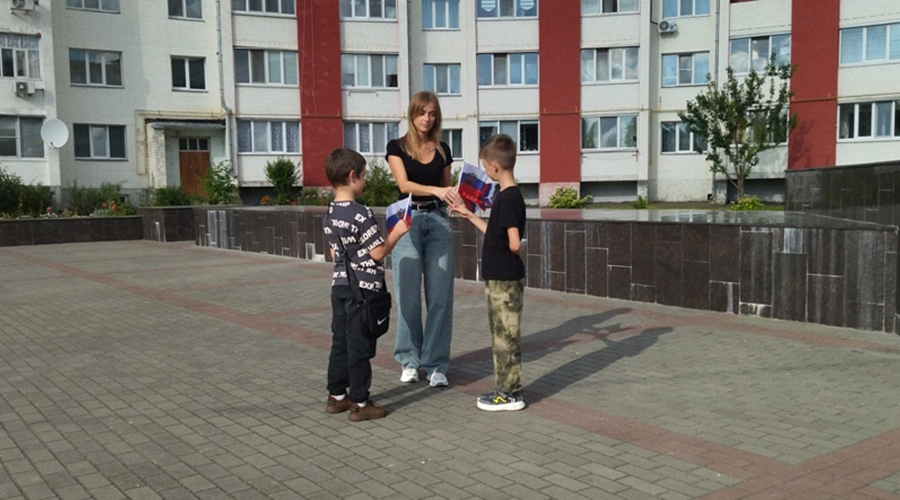Новозыбковская библиотека проела патриотическую акцию ко Дню государственного флага