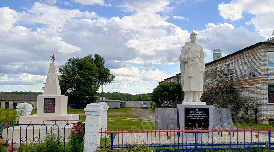 Главную улицу новозыбковского села украшает обновленный памятник воинам-освободителям