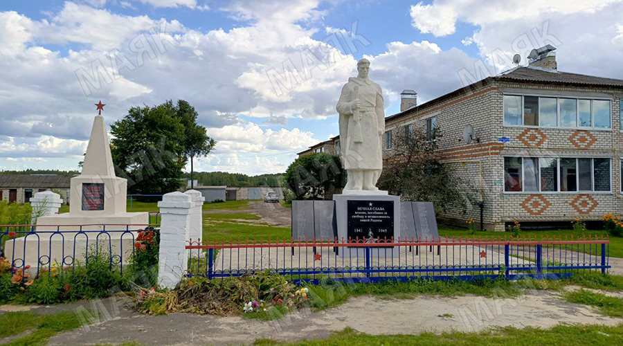 Главную улицу новозыбковского села украшает обновленный памятник воинам-освободителям