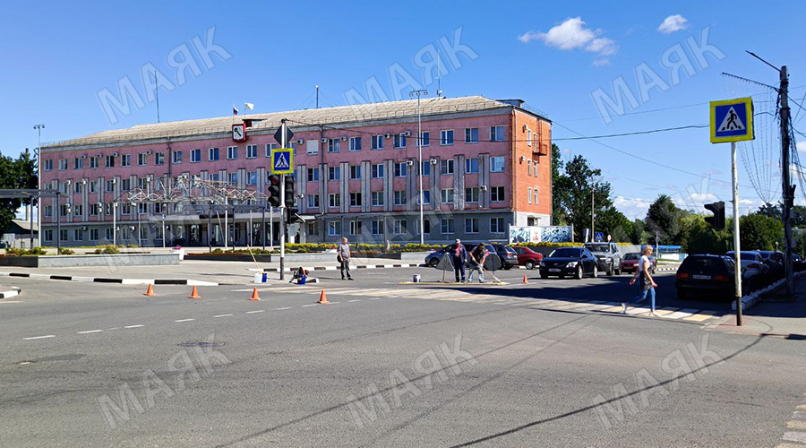 В Новозыбкове продолжается покраска дорожных переходов