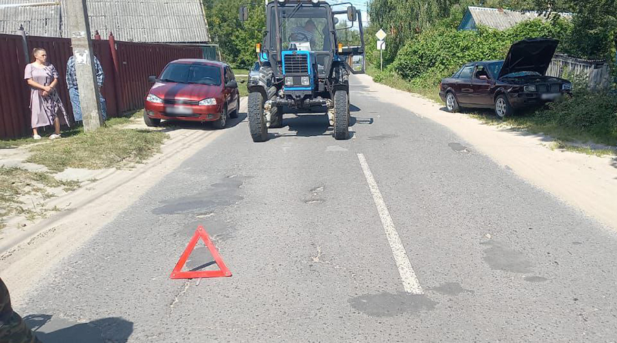 В Новозыбкове иномарка въехала в трактор