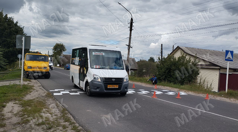 В Новозыбкове перед новым учебным годом обновляют разметку на дорогах