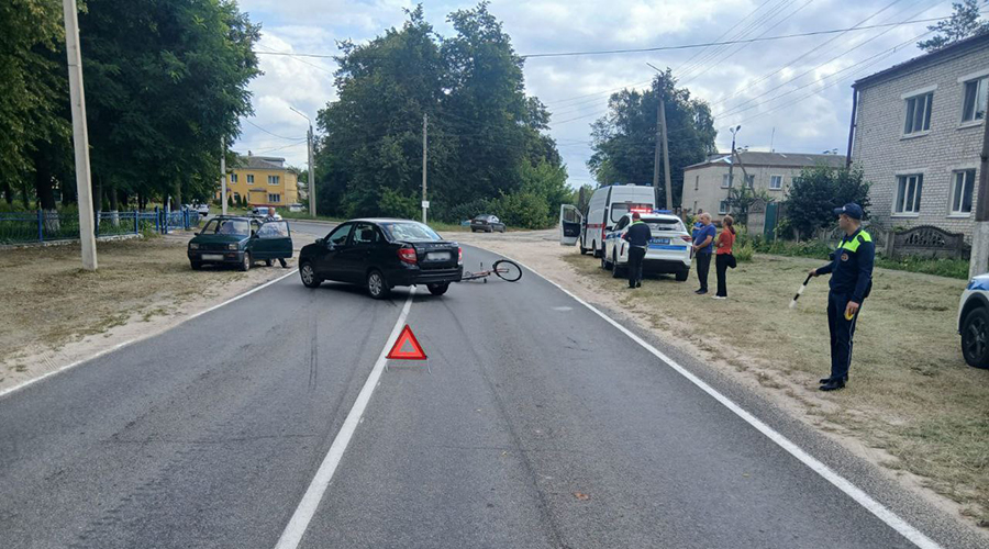 В новозыбковском селе пенсионерка на велосипеде угодила под машину