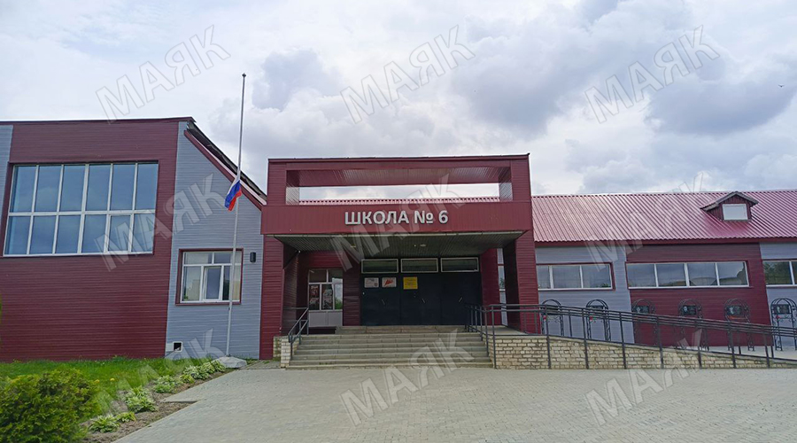 В новозыбковской школе продолжают сборку и установку новой мебели