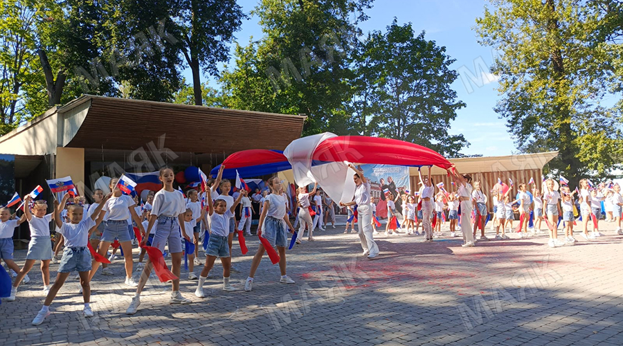 В Новозыбкове начались торжества ко Дню российского флага