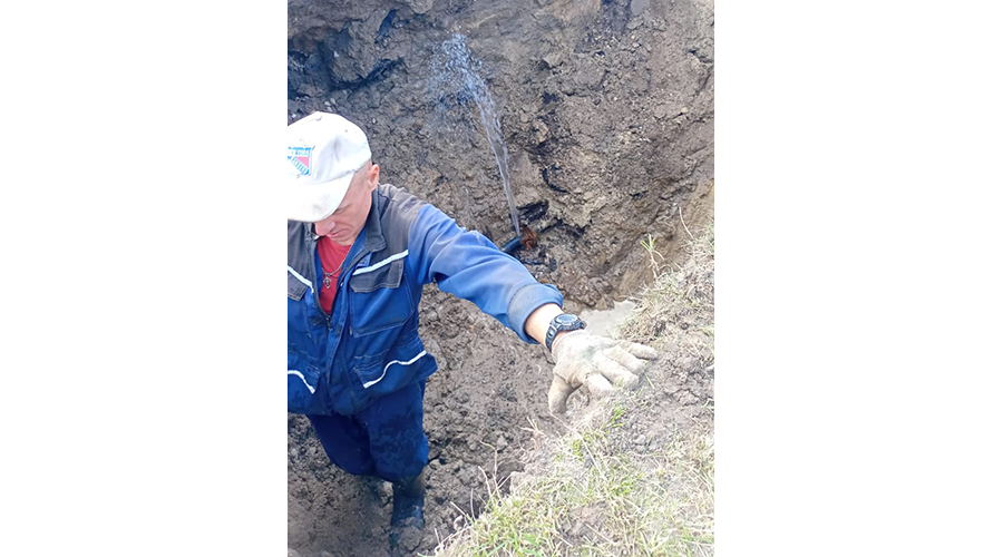 В селе Новозыбковского городского округа устраняли порыв водопровода