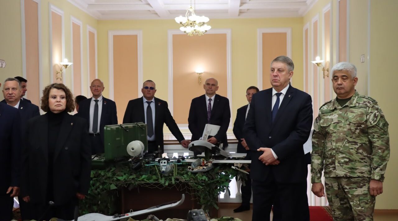 В Брянской облдуме открылась выставка «Хроники террора украинского неонацистского режима»