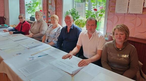 Члены избирательной комиссии в Новых Бобовичах приветливо встречают избирателей
