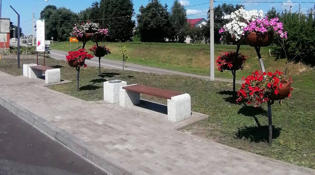 В брянском Глинищево завершены работы по благоустройству участка площади «Народная»
