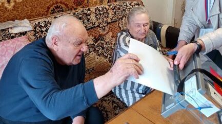 Новозыбковская семья Деминых проголосовала на дому
