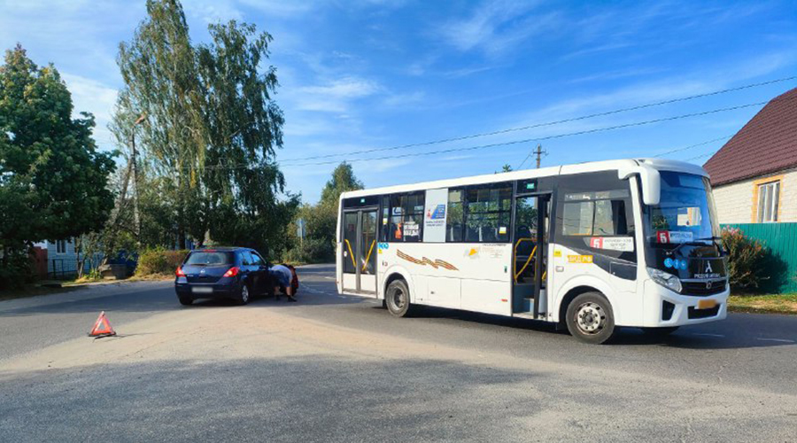 В Новозыбкове иномарка столкнулась с автобусом