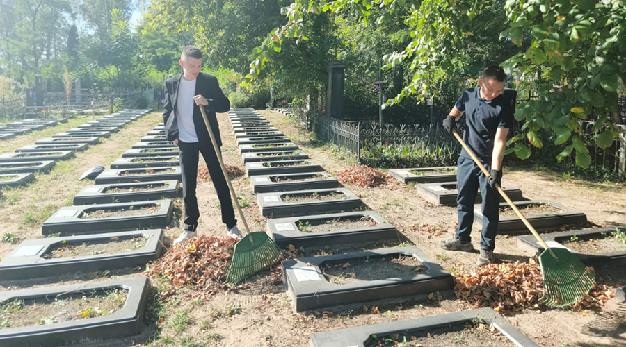 Новозыбковские школьники ухаживают за воинскими захоронениями