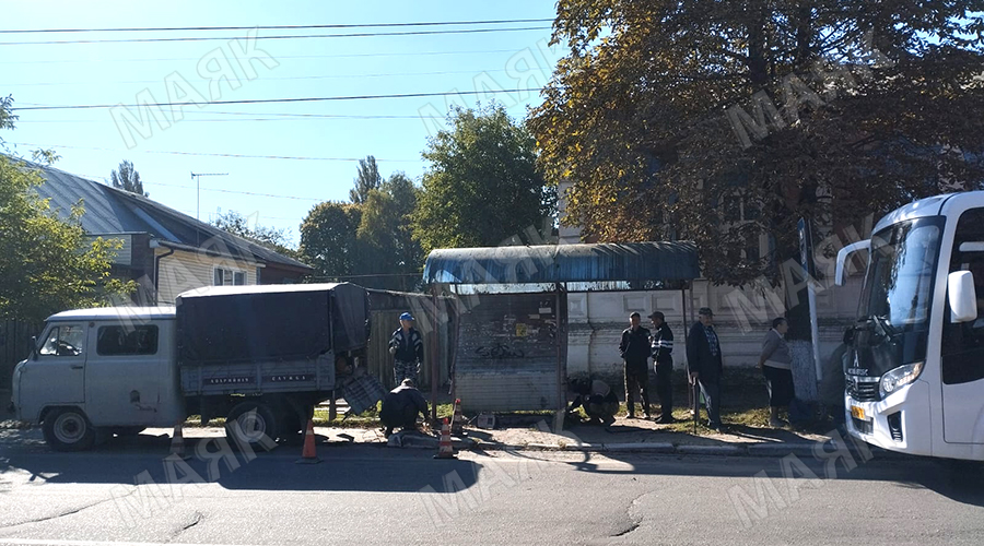 На остановке в Новозыбкове заменили скамейку