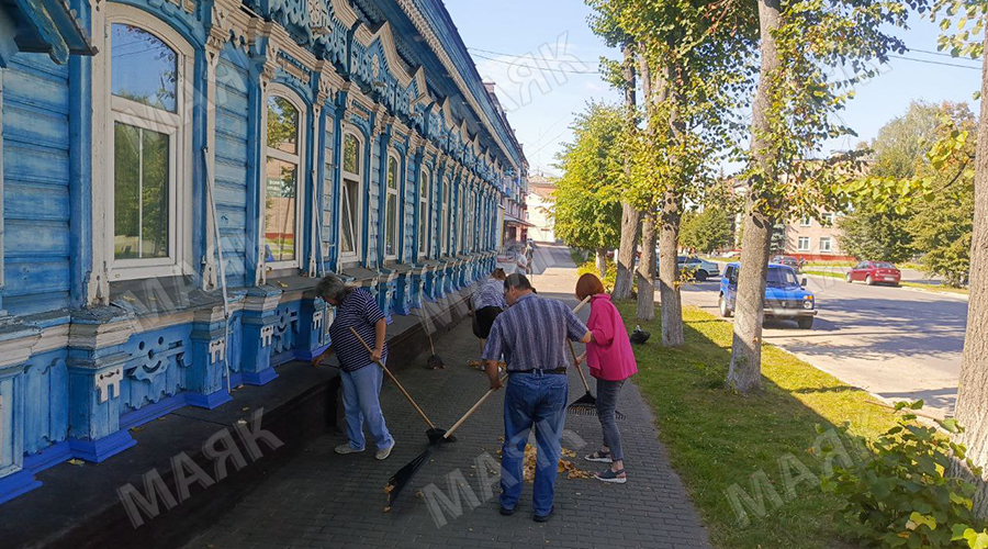 Новозыбковский «Маяк» провел субботник