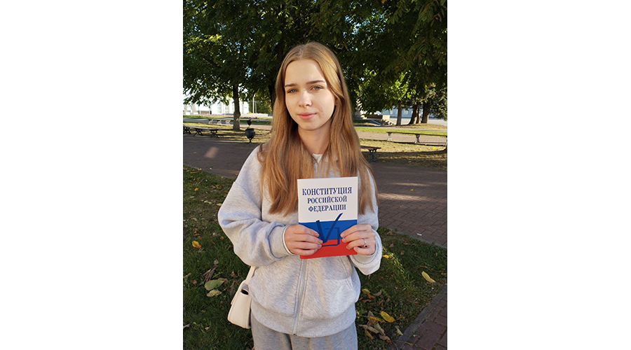 Молодежь Новозыбкова приходит на избирательные участки, чтобы впервые проголосовать