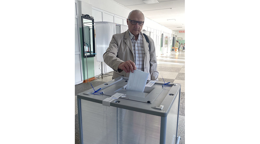 Заместитель главного врача Новозыбковской ЦРБ Николай Стародубцев проголосовал на выборах