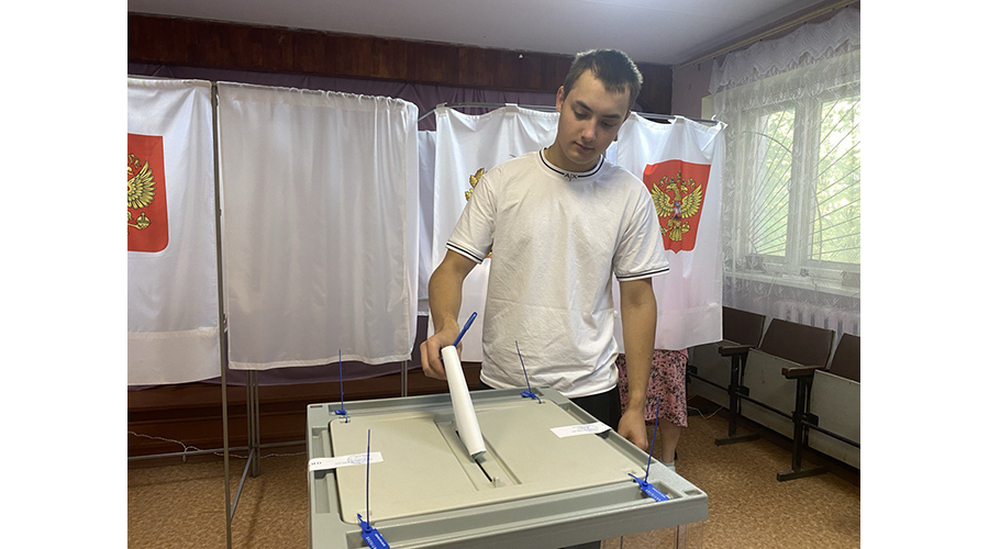 Новозыбковец Станислав Бовтик впервые проголосовал на выборах