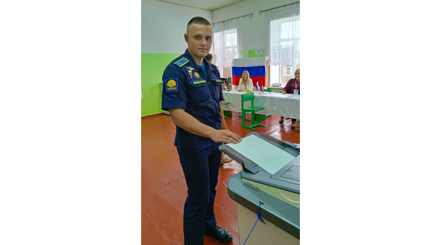 Курсант высшего авиационного училища проголосовал на одном из новозыбковских участков