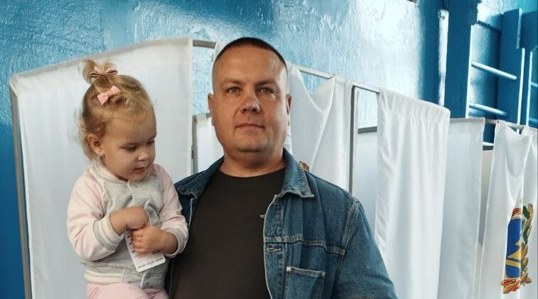 Депутат новозыбковского горсовета Игорь Беляев на голосование пришел с детьми