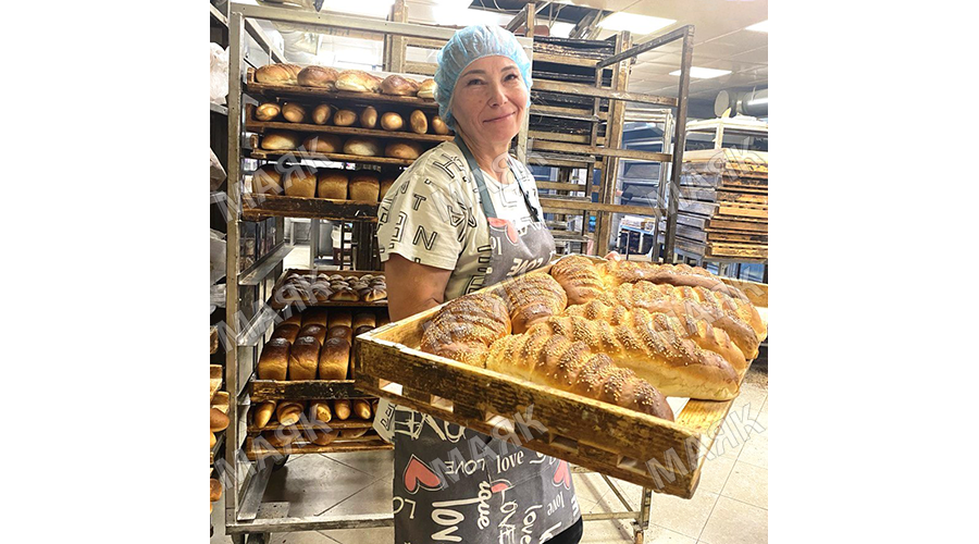 Новозыбчанка Елена Мишарина печёт хлебушек с душой