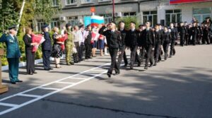 Росгвардейцы поздравили кадет подшефной школы с Днём знаний