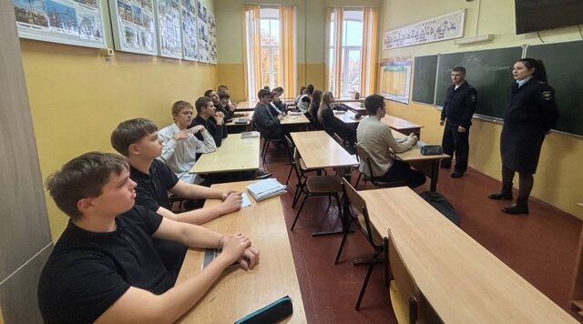 Новозыбковские полицейские проводят в школах беседы