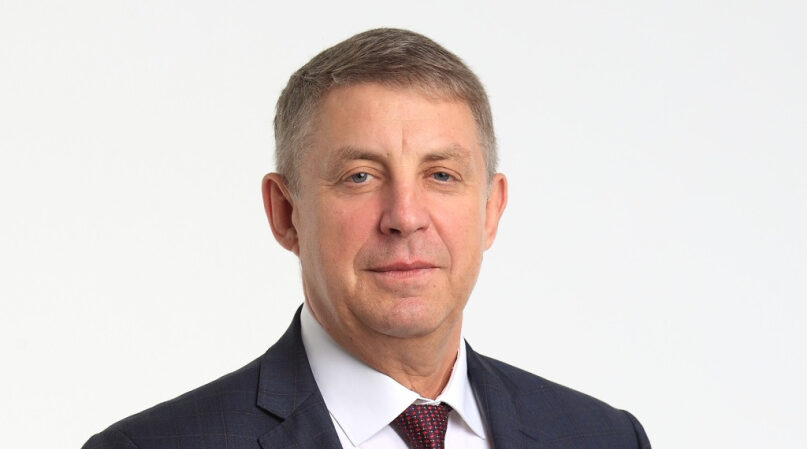 Губернатор Александр Богомаз поздравил работников и ветеранов системы образования