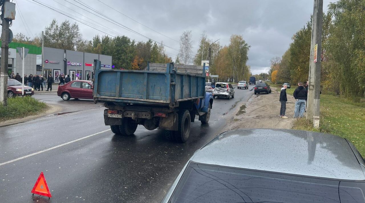 В Новозыбкове грузовик въехал в легковушку