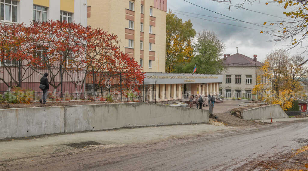 На улице Горького в Брянске завершается возведение подпорной стены