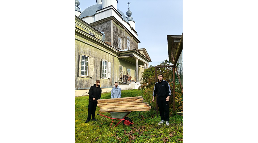 В Новозыбкове волонтеры провели субботник в храме