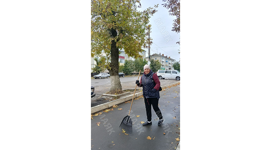 Рабочая новозыбковского МКП «Благоустройство» радеет за чистоту