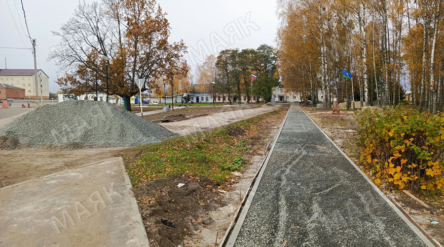 Асфальтные дорожки обустраивают у новозыбковского сквера