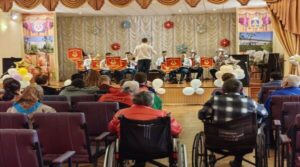 Военный оркестр Росгвардии выступил с концертом ко Дню пожилых людей в Брянске