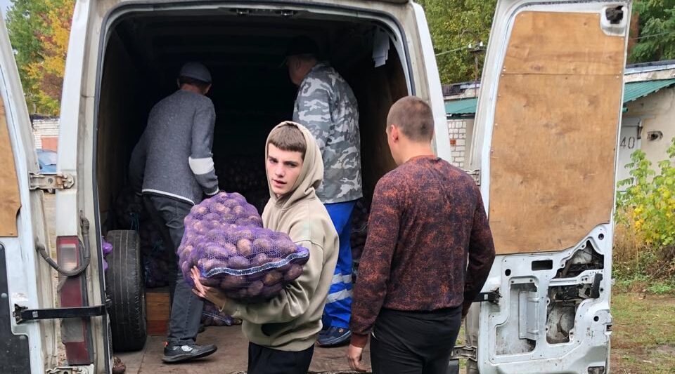 Новозыбковские волонтеры помогают пожилым людям