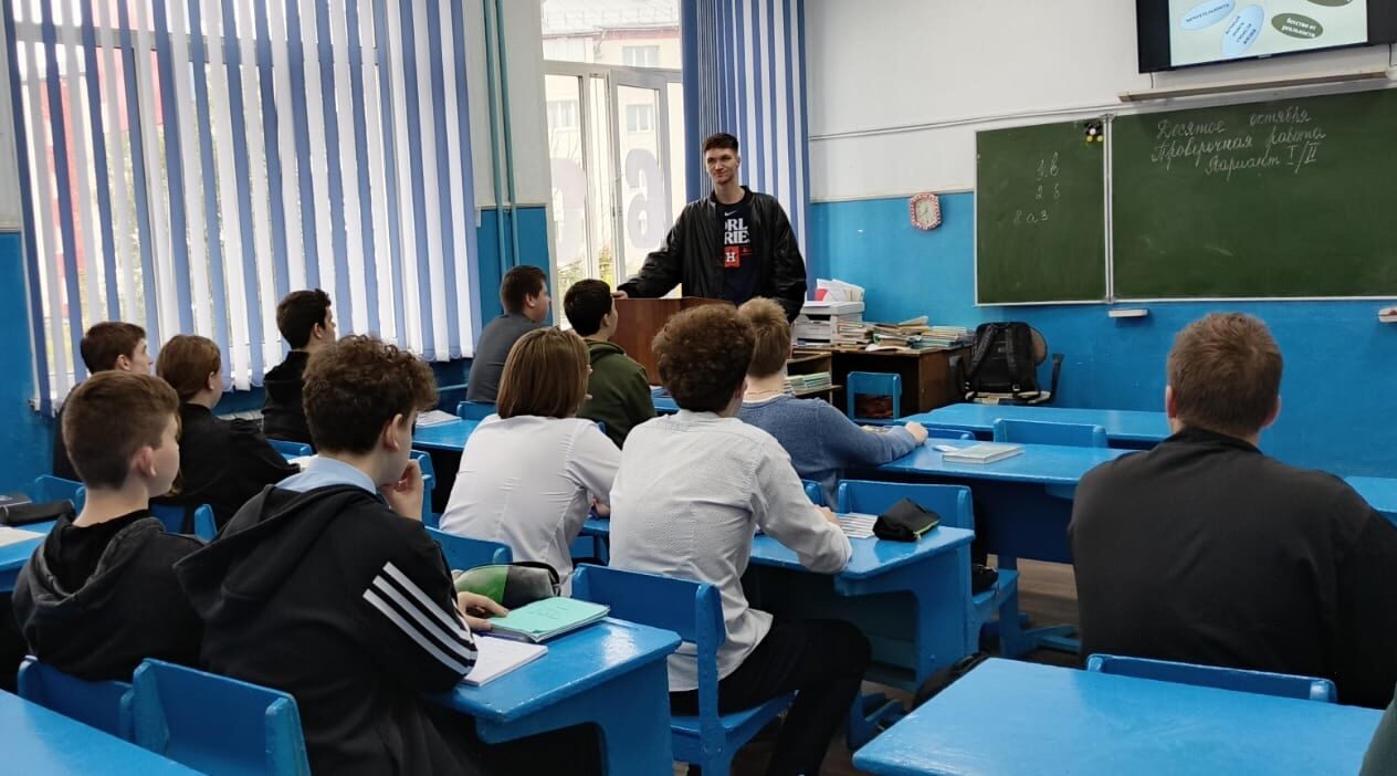 Новозыбковским школьникам рассказали о студенчестве от первого лица