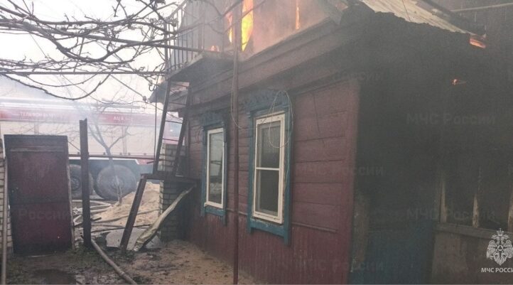 В Новозыбкове сгорел жилой дом