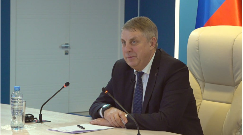 Александр Богомаз поздравил семью Квакухиных из Жуковки с рождением тройни