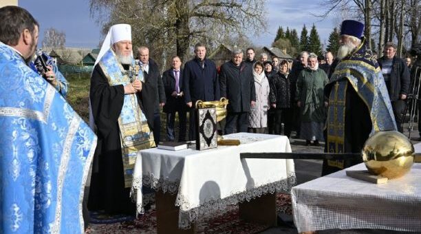 В брянском селе Селечня освятили купол и крест храма в честь Покрова Пресвятой Богородицы