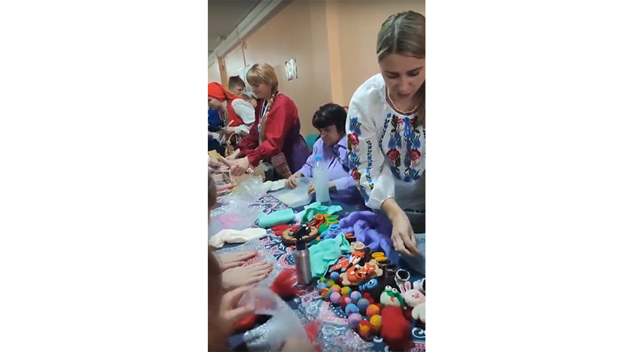 В Новозыбкове всех желающих учили валять шерсть