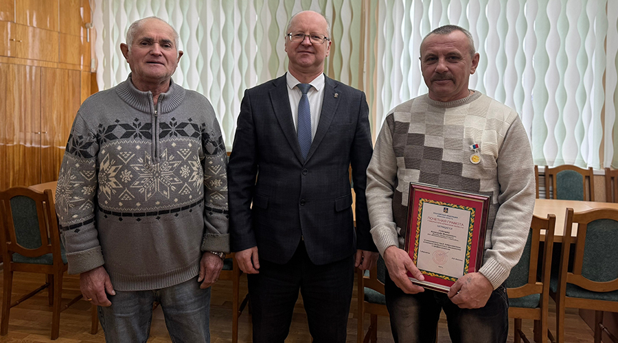 Глава региона отметил почетной грамотой новозыбковца Александра Голушко