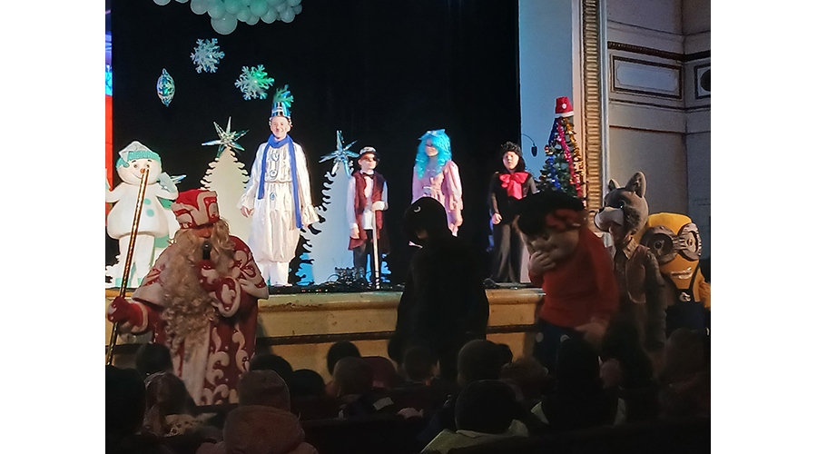 Юные новозыбковцы побывали на Дне рождения Деда Мороза