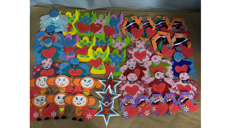 Новозыбковские школьники изготовили подарки для госпиталя